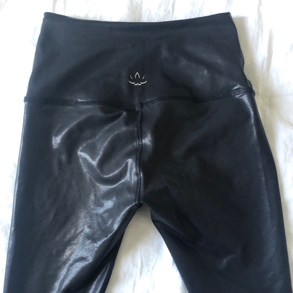 Beyond Yoga pearlized black leggings